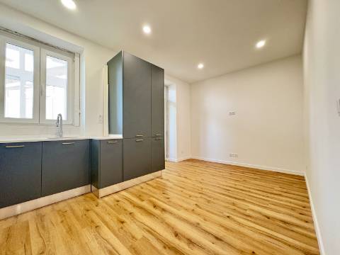 Apartamento T2 - Totalmente Remodelado - Campo de Ourique / Amoreiras