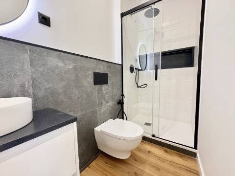 Apartamento T2 - Totalmente Remodelado - Campo de Ourique / Amoreiras