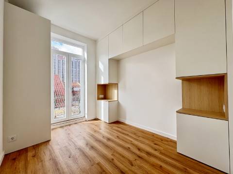 Apartamento T2 - Totalmente Remodelado - Campo de Ourique / Amoreiras
