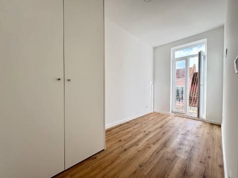 Apartamento T2 - Totalmente Remodelado - Campo de Ourique / Amoreiras