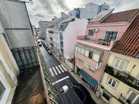 Apartamento T2 - Totalmente Remodelado - Campo de Ourique / Amoreiras