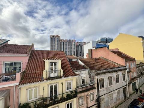 Apartamento T2 - Totalmente Remodelado - Campo de Ourique / Amoreiras