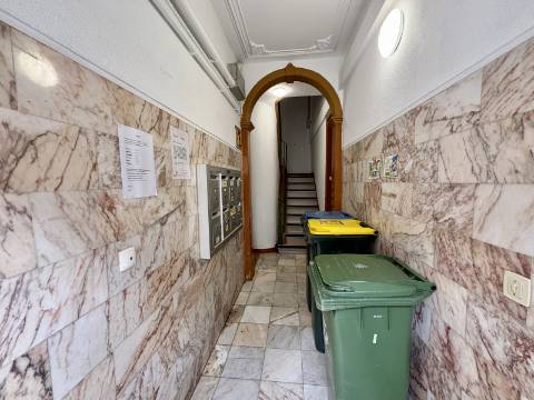 Apartamento T2 - Totalmente Remodelado - Campo de Ourique / Amoreiras