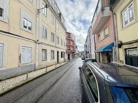 Apartamento T2 - Totalmente Remodelado - Campo de Ourique / Amoreiras