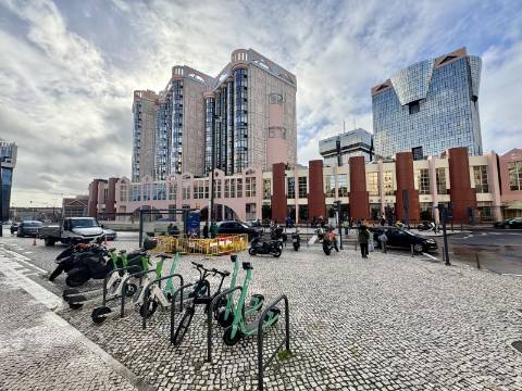 Apartamento T2 - Totalmente Remodelado - Campo de Ourique / Amoreiras