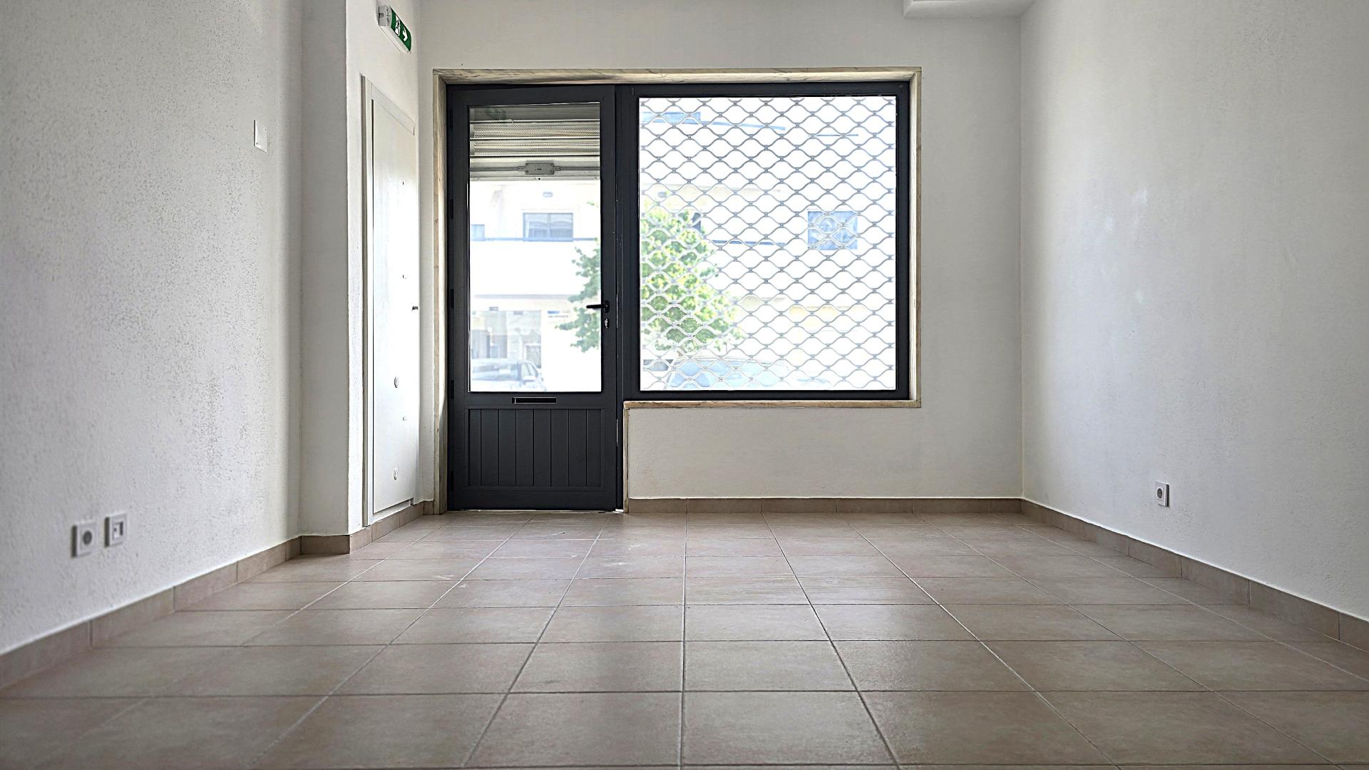 Loja para arrendamento - Urbanização Moinho do Guizo