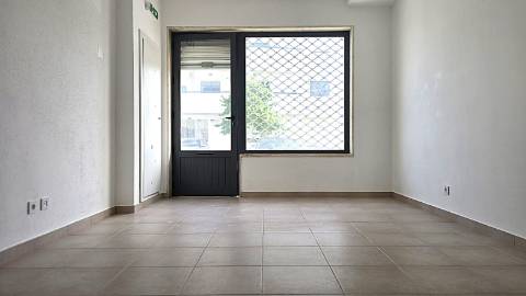 Loja para arrendamento - Urbanização Moinho do Guizo