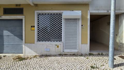 Loja para arrendamento - Urbanização Moinho do Guizo
