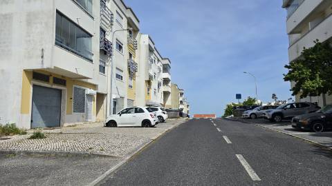 Loja para arrendamento - Urbanização Moinho do Guizo