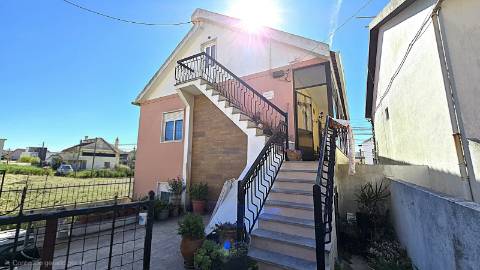 Andar de Moradia T2 com Sótão e Terraço - Bairro do Casal Novo, Caneças