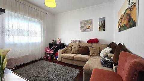 Andar de Moradia T2 com Sótão e Terraço - Bairro do Casal Novo, Caneças