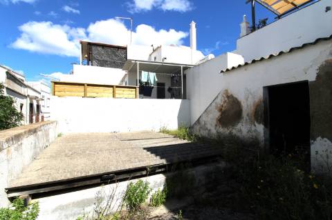 MORADIA TRADICIONAL, PARA RENOVAR, T2,BAIXA OLHÃO