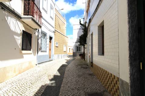 MORADIA TRADICIONAL, PARA RENOVAR, T2,BAIXA OLHÃO