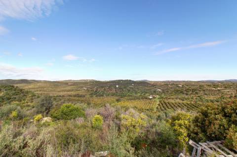 O terreno com projecto de Hotel 5 estrelas.