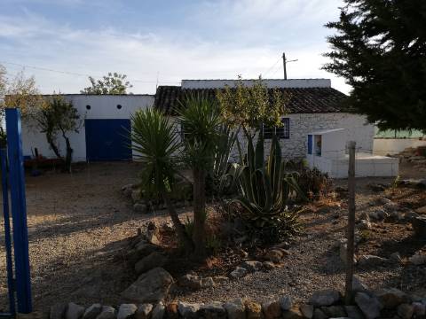 Moradia antiga, inserida em terreno com 16,447 m2