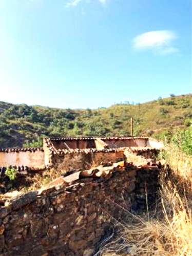 Moradia isolada - Moradia Térrea em ruinas com lote de 893m2, em Tavira.