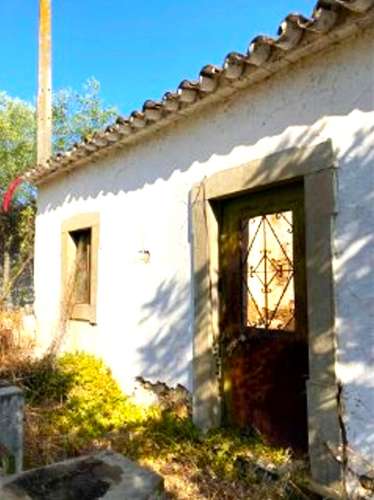 Moradia isolada - Moradia Térrea em ruinas com lote de 893m2, em Tavira.