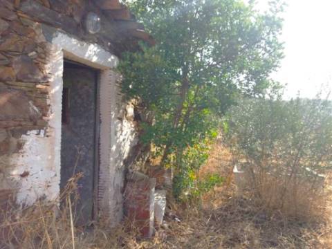 Moradia isolada - Moradia Térrea em ruinas com lote de 893m2, em Tavira.