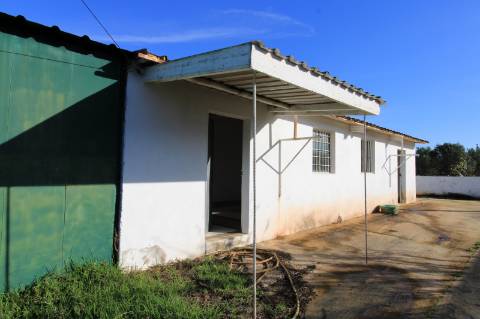 Terreno com casa e armazem, Faro
