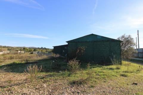 Terreno com casa e armazem, Faro
