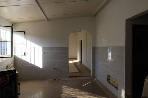 Terreno com casa e armazem, Faro