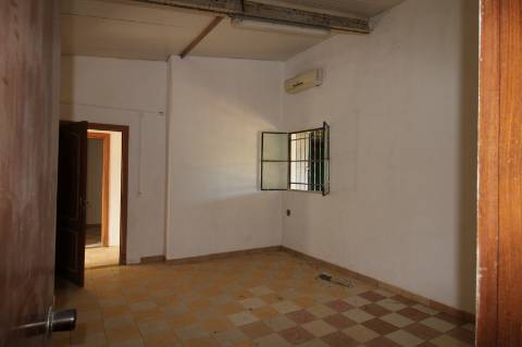 Terreno com casa e armazem, Faro