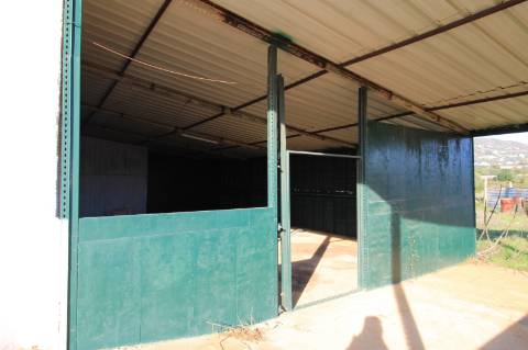 Terreno com casa e armazem, Faro