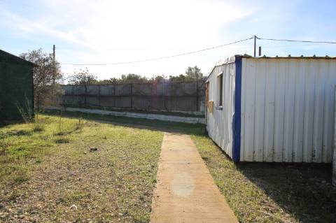 Terreno com casa e armazem, Faro