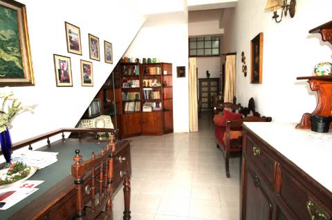 Moradia de dois pisos e Garagem, na baixa de Olhão