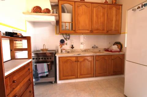 Moradia de dois pisos e Garagem, na baixa de Olhão