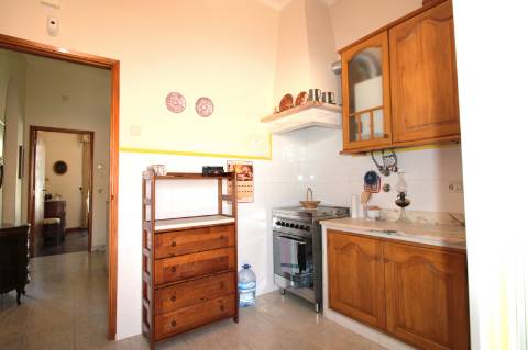 Moradia de dois pisos e Garagem, na baixa de Olhão