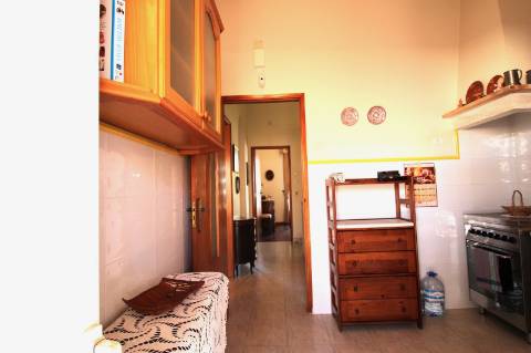 Moradia de dois pisos e Garagem, na baixa de Olhão