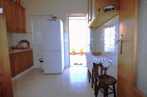 Moradia de dois pisos e Garagem, na baixa de Olhão