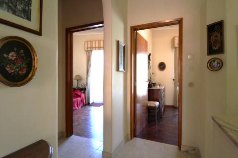 Moradia de dois pisos e Garagem, na baixa de Olhão