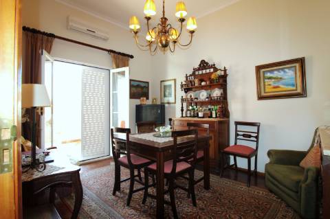 Moradia de dois pisos e Garagem, na baixa de Olhão