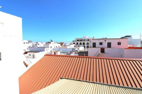 Moradia de dois pisos e Garagem, na baixa de Olhão