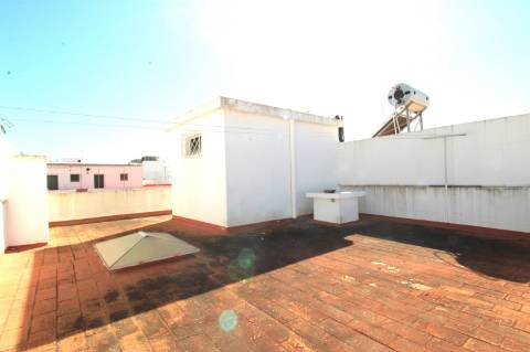 Moradia de dois pisos e Garagem, na baixa de Olhão