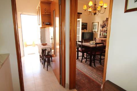 Moradia de dois pisos e Garagem, na baixa de Olhão