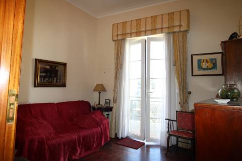 Moradia de dois pisos e Garagem, na baixa de Olhão