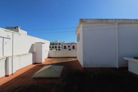 Moradia de dois pisos e Garagem, na baixa de Olhão