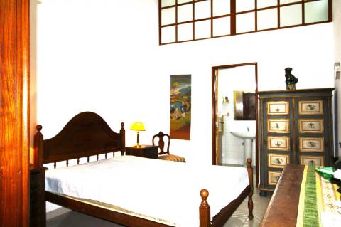 Moradia de dois pisos e Garagem, na baixa de Olhão