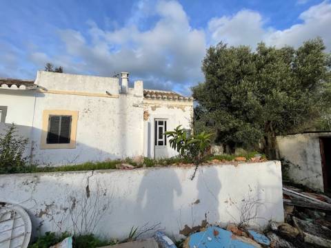 Moradia Rústica Geminada, com terreno e vista mar.