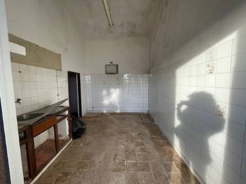 Moradia Rústica Geminada, com terreno e vista mar.