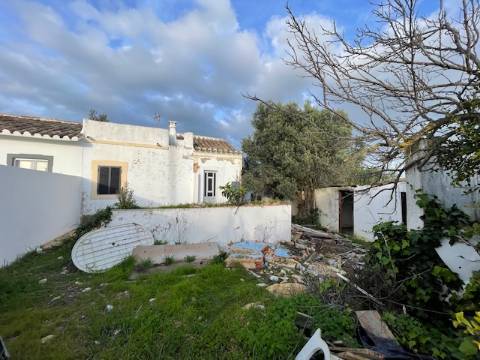 Moradia Rústica Geminada, com terreno e vista mar.