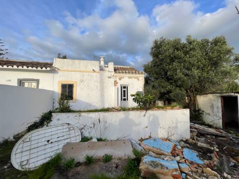 Moradia Rústica Geminada, com terreno e vista mar.