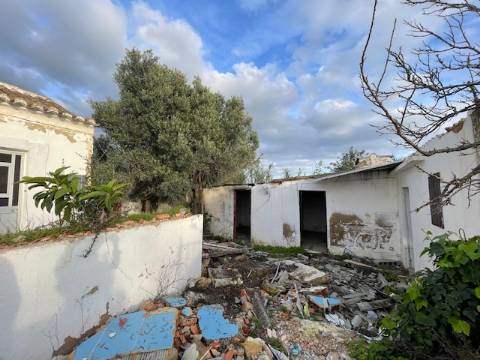 Moradia Rústica Geminada, com terreno e vista mar.