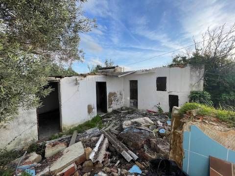 Moradia Rústica Geminada, com terreno e vista mar.