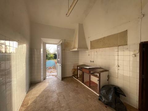 Moradia Rústica Geminada, com terreno e vista mar.