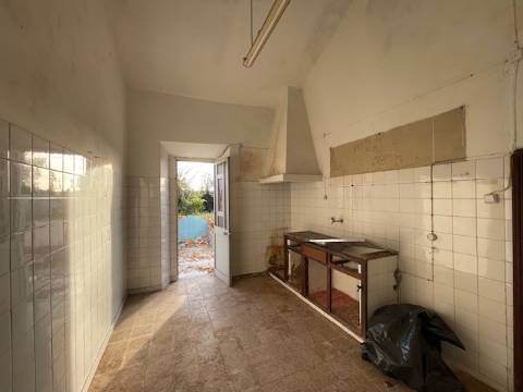 Moradia Rústica Geminada, com terreno e vista mar.