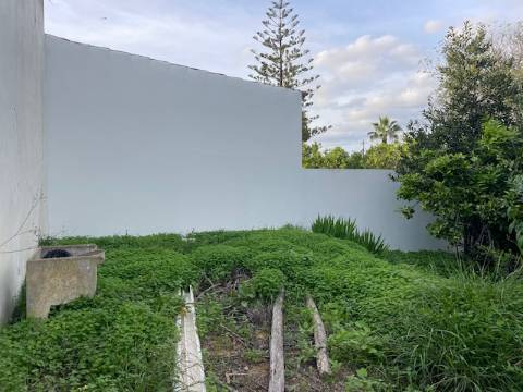 Moradia Rústica Geminada, com terreno e vista mar.